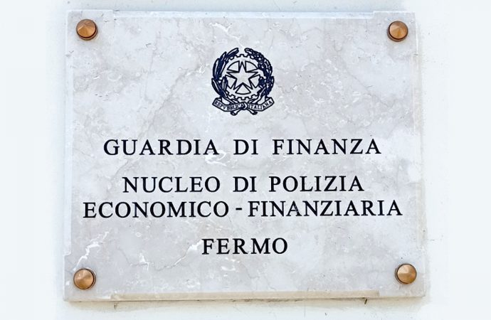 Guardia di Finanza di Fermo: contraffazione marchi, sequestrati 6.576 tra calzature, fibbie ed accessori di moda italiana