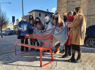 Inaugurata la panchina rossa di Monte Urano